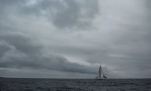 暗い曇り空の下 海上を航行する帆船 — ストック写真