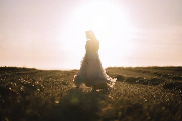 Жінка Білій Сукні Ходить Полі Блищить Під Сонячними Променями — стокове фото