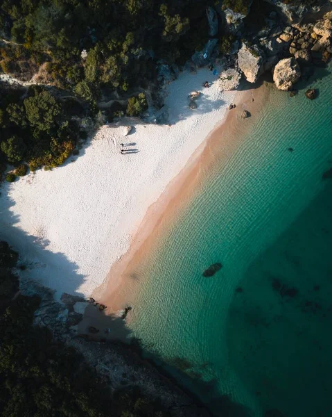 Légi Kilátás Trópusi Nyugodt Strand Körül Sziklák Fák Paradicsom Található — Stock Fotó