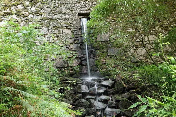 Eine Schöne Aufnahme Eines Baches Der Von Einer Steinmauer Mit — Stockfoto