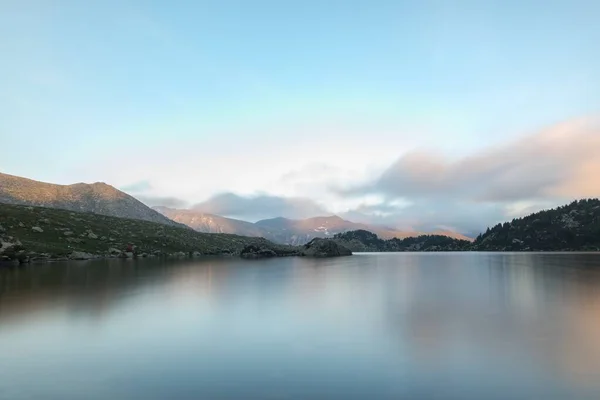 Захоплюючий Знімок Відбиваючої Поверхні Озера Гірському Пейзажі — стокове фото