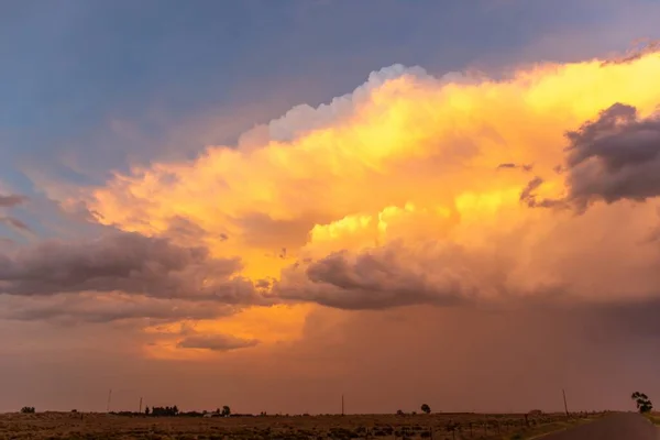 Vacker Orange Solnedgång Utsikt Med Molnig Himmel — Stockfoto