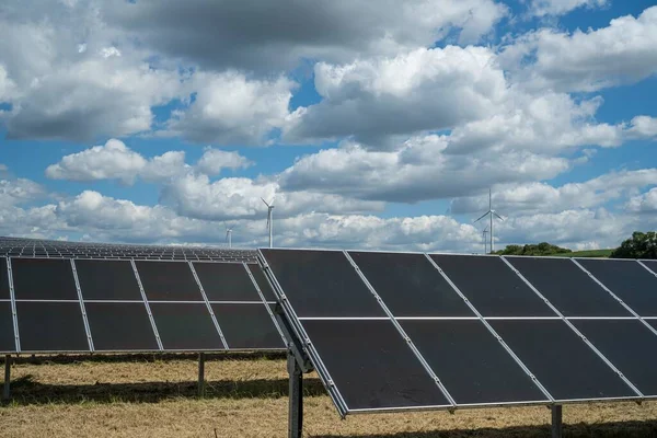 Los Paneles Solares Utilizados Para Energía Renovable Campo Bajo Cielo — Foto de Stock