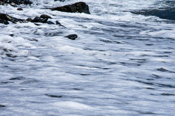 Une Belle Scène Vagues Éclaboussantes Bord Mer Sous Lumière Soleil — Photo