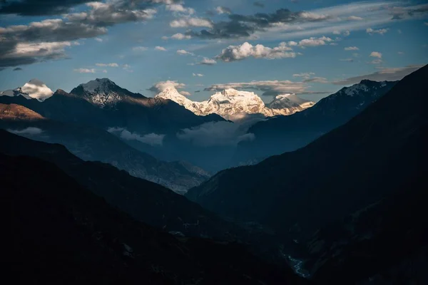 Een Luchtfoto Van Prachtige Besneeuwde Bergtop Onder Prachtige Bewolkte Lucht — Stockfoto