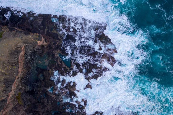 Kayalara Çarpan Dalgaların Havadan Görünüşü — Stok fotoğraf