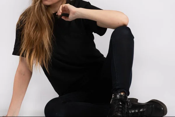 Een Jong Vrouwtje Met Een Zwart Shirt Met Korte Mouwen — Stockfoto