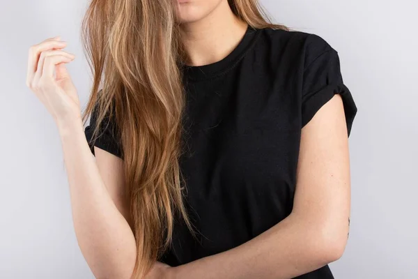 Ung Kvinna Bär Svart Kort Ärm Shirt Med Vit Vägg — Stockfoto