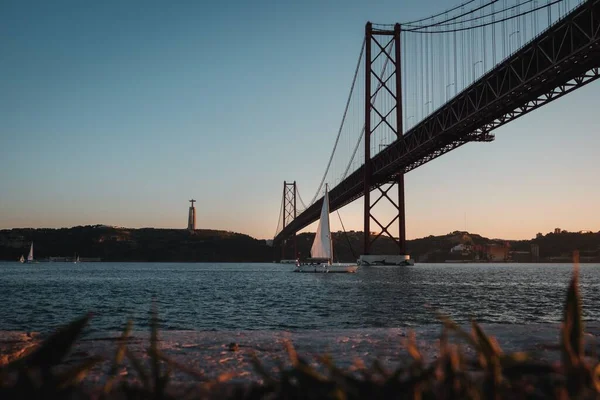 Eine Panoramaaufnahme Der Brücke Abril Lissabon Portugal Bei Tageslicht — Stockfoto