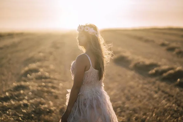 Uma Mulher Branca Bonita Morena Vestindo Vestido Branco Cabeça Flor — Fotografia de Stock