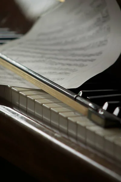 Вибірковий Знімок Фокусу Скрипкового Лука Ноти Клавішах Фортепіано — стокове фото