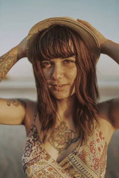 Young Female Tattoos Wearing Dress Straw Hat Blurred Ocean Background — Stock Photo, Image