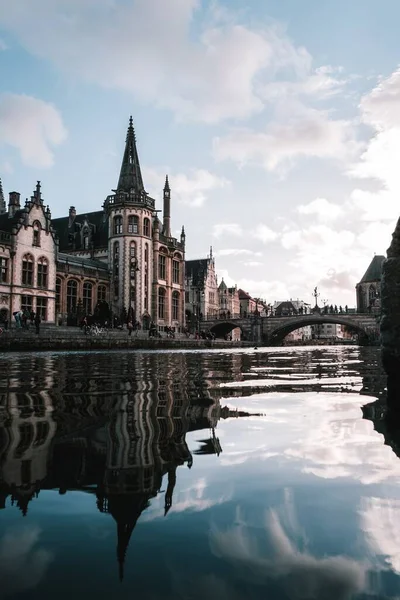 Ghent Belçika Bulunan Gent Dikey Görüntüsü Gün Işığında Suda Yansıyor — Stok fotoğraf