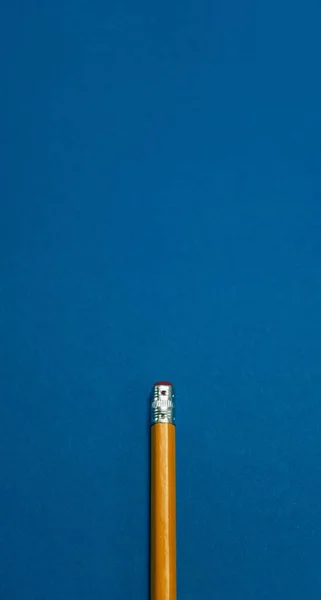 파란색 배경에 지우개가 연필의 클로즈업 — 스톡 사진