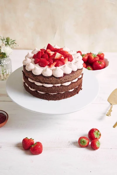 Delicioso Dulce Pastel Con Fresas Baiser Plato —  Fotos de Stock