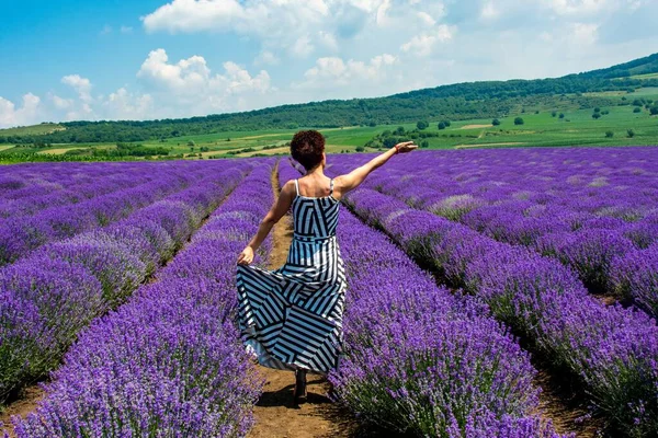 Belo Tiro Uma Fêmea Com Vestido Campo Lavanda — Fotografia de Stock