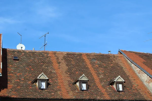 Het Dak Van Het Gebouw Bedekt Met Rode Klei Dakpannen — Stockfoto