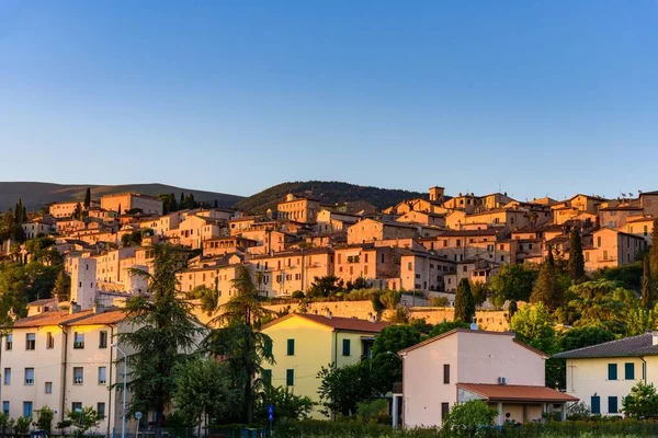 日没のイタリアの中世の町Spelloの美しい景色 — ストック写真