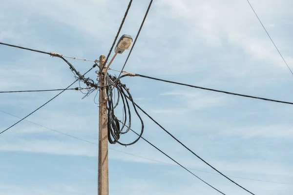Poste Transmissão Eletricidade Com Fios Uma Lâmpada Rua Contra Céu — Fotografia de Stock