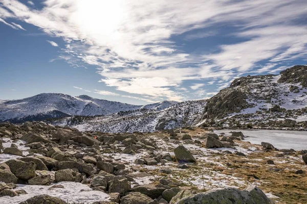Eine Wunderschöne Landschaft Mit Schneebedeckten Klippen Unter Wolkenverhangenem Himmel — Stockfoto
