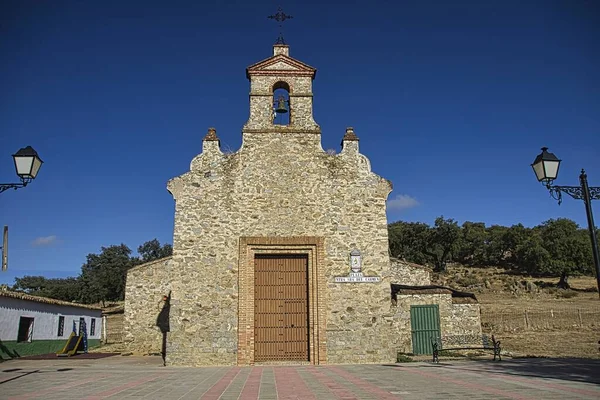 Una Pequeña Iglesia Vieja Con Una Campana Contra Cielo Azul — Foto de Stock