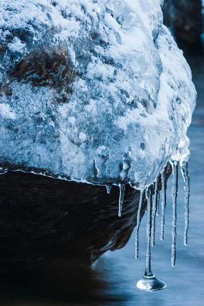 Disparo Vertical Carámbanos Una Superficie Rocosa Invierno — Foto de Stock