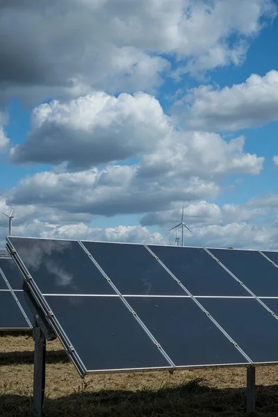 Los Paneles Solares Utilizados Para Energía Renovable Campo Bajo Cielo — Foto de Stock