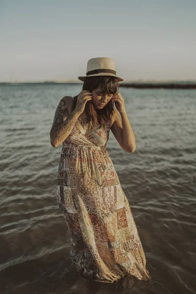 Μια Νεαρή Γυναίκα Τατουάζ Φορώντας Ένα Φόρεμα Και Ψάθινο Καπέλο — Φωτογραφία Αρχείου