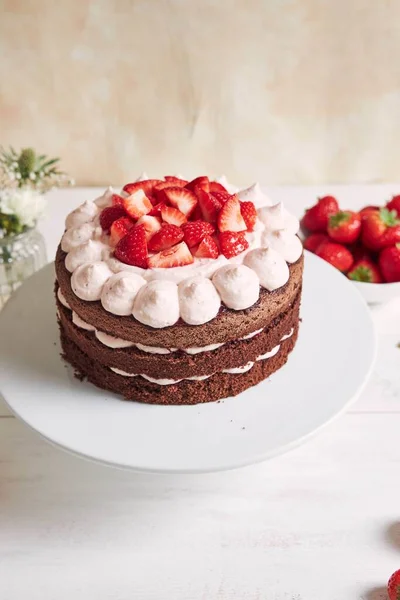 Delicioso Dulce Pastel Con Fresas Baiser Plato — Foto de Stock