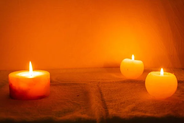 Primer Plano Velas Encendidas Sobre Fondo Oscuro — Foto de Stock