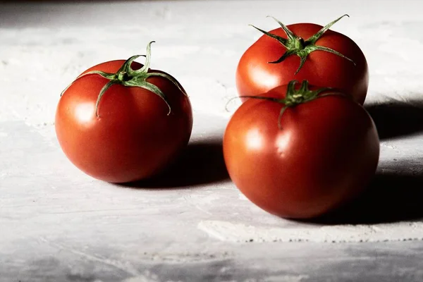 Nahaufnahme Von Drei Frischen Tomaten Auf Einer Holzoberfläche — Stockfoto