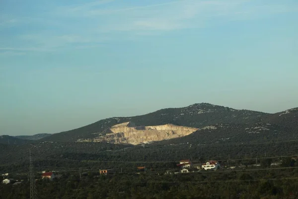 Uma Vista Hipnotizante Das Casas Rurais Cercadas Por Densa Floresta — Fotografia de Stock