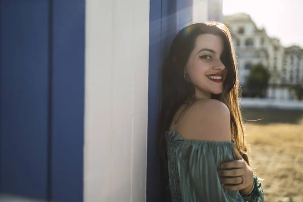 Uma Mulher Morena Atraente Posando Por Uma Casa Campo Madeira — Fotografia de Stock