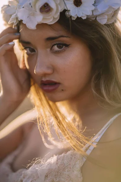 Eine Nahaufnahme Einer Schönen Frau Die Ein Weißes Blumen Stirnband — Stockfoto