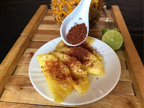 Zbliżenie Świeżych Plasterków Ananasa Przyprawami Stole — Zdjęcie stockowe