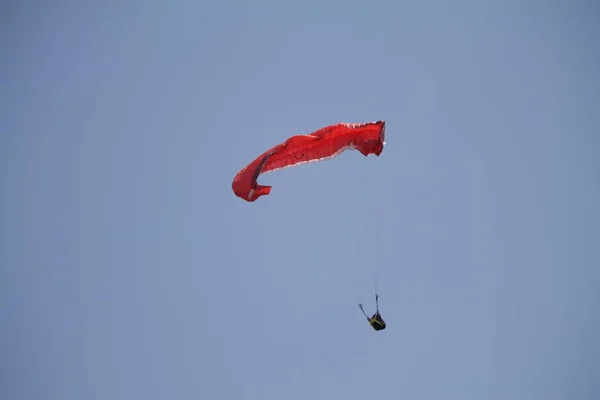 Boş Bir Gökyüzünde Kırmızı Bir Paraşüt Uçağının Yakın Çekimi — Stok fotoğraf