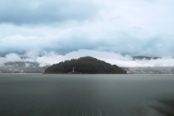 Isola Tambo Vista Dal Porto Marna Pontevedra Con Nebbia — Foto Stock