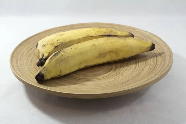 Duas Bananas Maduras Servidas Uma Placa Madeira Isolada Fundo Branco — Fotografia de Stock
