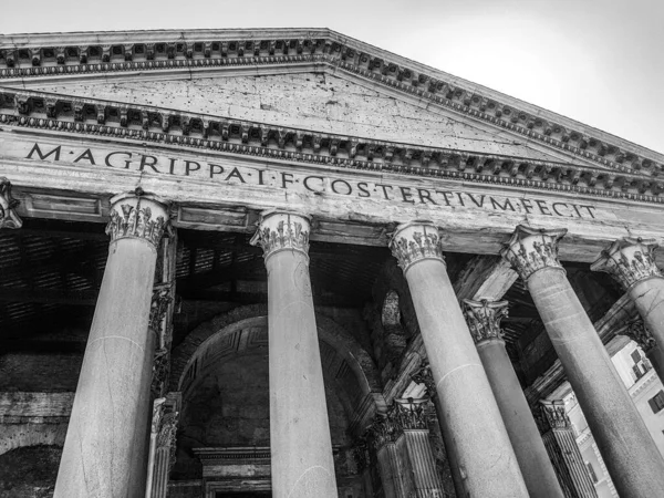 Låg Vinkel Skott Fascinerande Romersk Panteon Med Klassiska Kolumner Fångas — Stockfoto