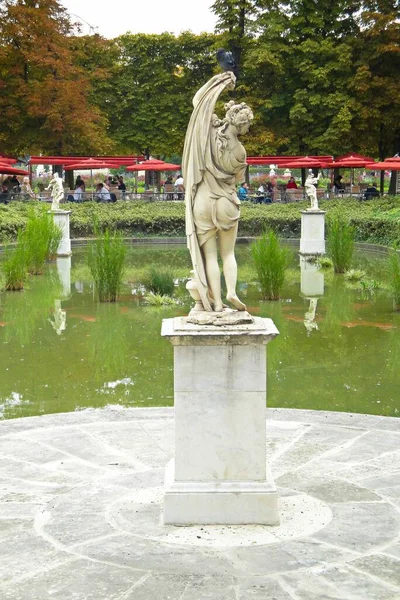 Plan Vertical Une Statue Femme Dans Jardin Des Tuileries Paris — Photo