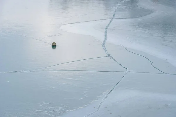 Tiro Close Lago Congelado Durante Inverno Com Uma Única Rocha — Fotografia de Stock