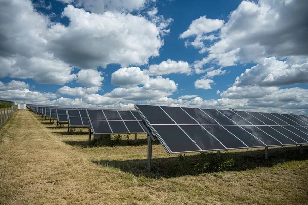 Solární Panely Poli Využívané Pro Obnovitelnou Energii Pod Oblohou Plnou — Stock fotografie