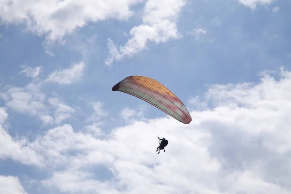 Paraplane Letící Obloze Pozadí Mraků — Stock fotografie