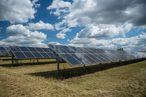 Solární Panely Používané Pro Obnovitelné Zdroje Energie Poli Pod Oblohou — Stock fotografie