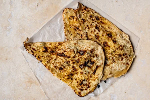 Nybakat Indiskt Smör Naan — Stockfoto