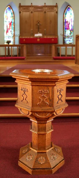 Plano Vertical Una Antigua Pila Bautismal Madera Sobre Fondo Iglesia — Foto de Stock