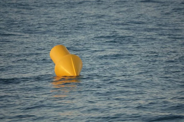 Een Close Shot Van Een Gele Zwemlimiet Signalerende Boei Zee — Stockfoto