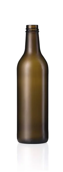 Вертикальный Снимок Пустой Коричневой Стеклянной Бутылки Отражением Внизу Белом Фоне — стоковое фото