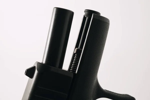手枪枪管和导杆在白色背景上隔离的特写镜头 — 图库照片