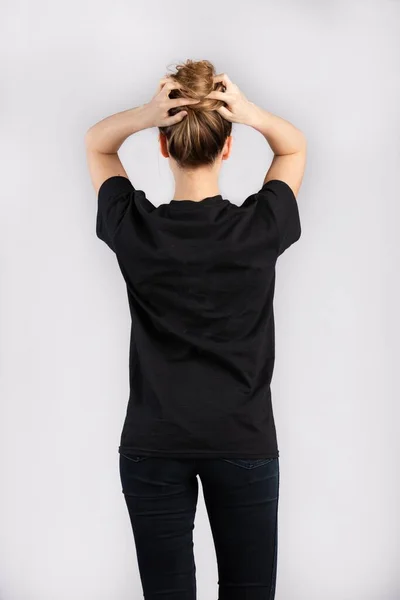 Une Jeune Femme Portant Shirt Noir Manches Courtes Debout Contre — Photo